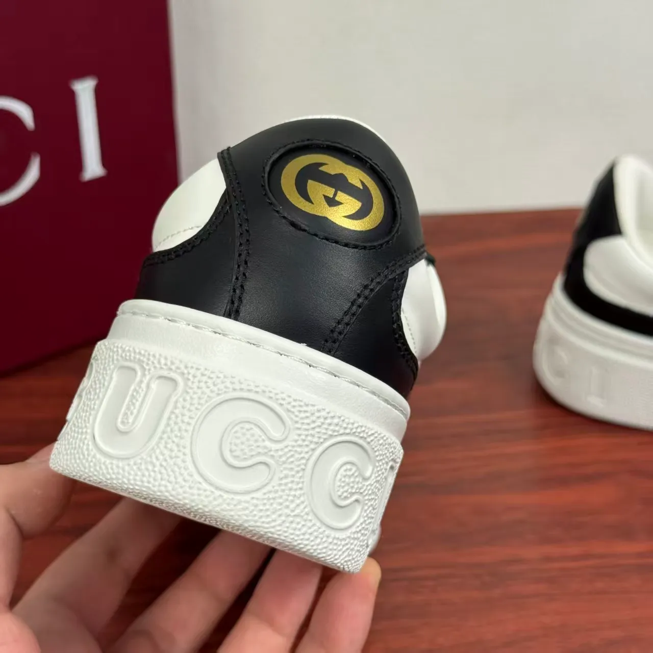 P420 new men's shoes GUCCI [Lightning] latest shoes are shipped. Original quality, fashionable, special materials, inner mesh, brand new packaging. The foot feels super comfortable and the workmanship is impeccable. Size: 38-45